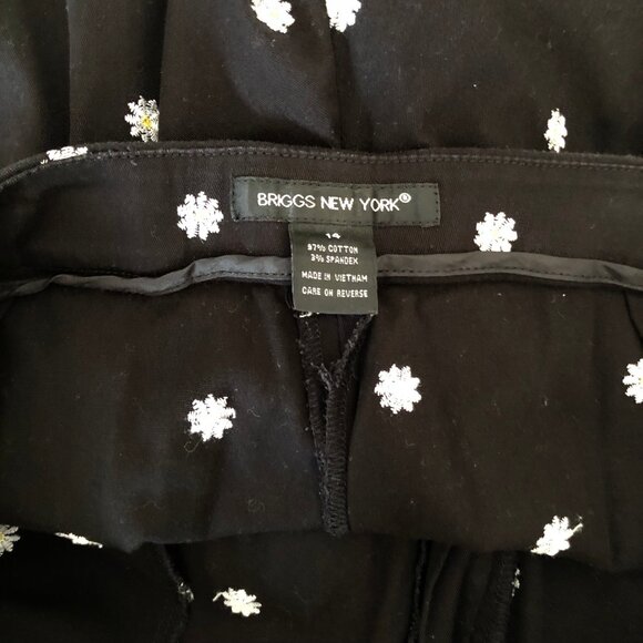 Daisy Embroidered Capri Pants Black - Picture 4 of 4